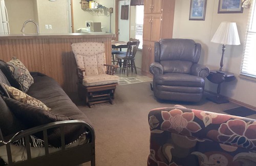 Eddyville Maison | Charming 2-bedroom mobile home with WiFi, AC in peaceful Eddyville KY.