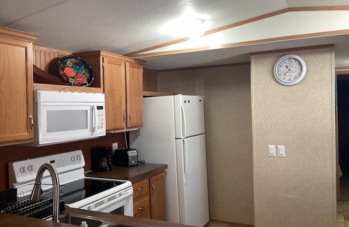 Eddyville Maison | Charming 2-bedroom mobile home with WiFi, AC in peaceful Eddyville KY.