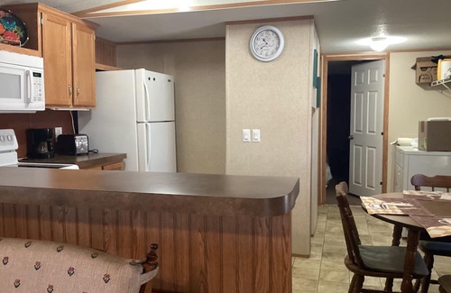 Eddyville Maison | Charming 2-bedroom mobile home with WiFi, AC in peaceful Eddyville KY.