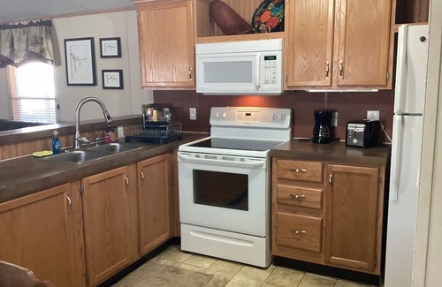 Eddyville Maison | Charming 2-bedroom mobile home with WiFi, AC in peaceful Eddyville KY.