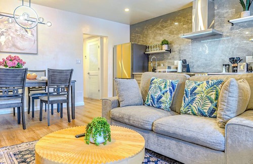 Logan Square Appartement | 5 Star Art District Haven–Walk to Top Attractions!