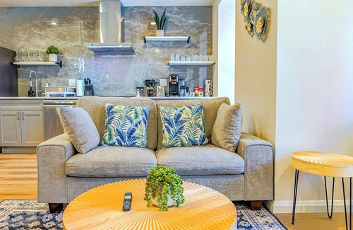 Logan Square Appartement | 5 Star Art District Haven–Walk to Top Attractions!