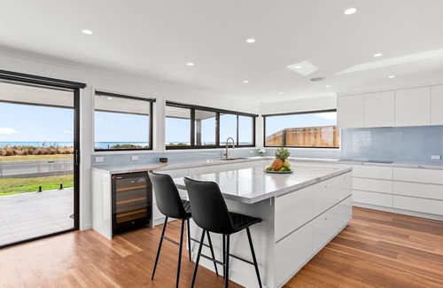 Portarlington Maison | Portarlington Beach Retreat, A modern home across from the water