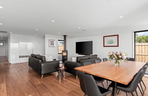 Portarlington Maison | Portarlington Beach Retreat, A modern home across from the water