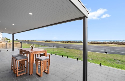 Portarlington Maison | Portarlington Beach Retreat, A modern home across from the water
