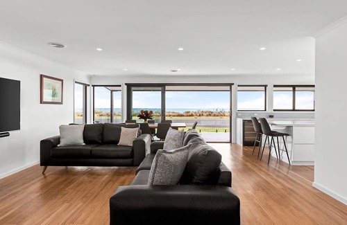 Portarlington Maison | Portarlington Beach Retreat, A modern home across from the water