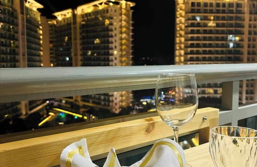 Muntinlupa Appartement | Cozy Studio Apartment with AC, WiFi in welcoming Azure Urban Resort