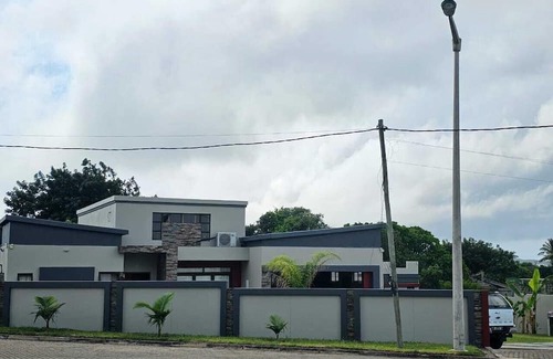 Gueima Maison | 3-bedroom house in enchanting Praia Do Bilene with WiFi, AC