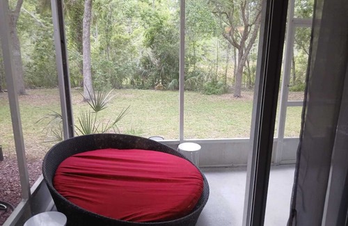 Wesley Chapel Maison | Charming 2-bedroom townhome in Wesley Chapel with WiFi, AC .