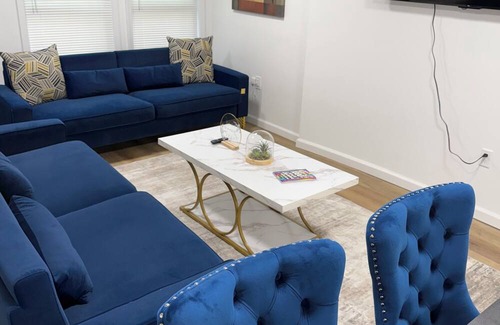 Lansing Maison | Spacious 6-bedroom house with AC, WiFi in lovely Lansing