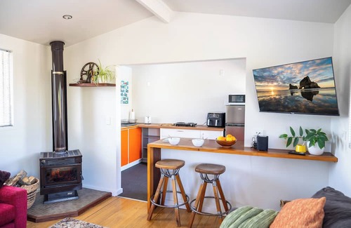 Richmond Appartement | Cosy Studio with Pool, Fire & Quirky Past – Your base to explore Tasman & Nelson
