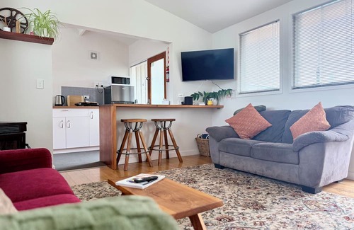 Richmond Appartement | Cosy Studio with Pool, Fire & Quirky Past – Your base to explore Tasman & Nelson