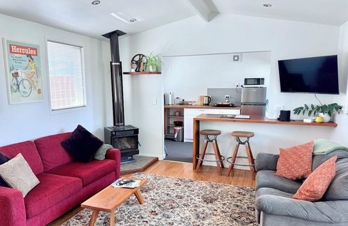Richmond Appartement | Cosy Studio with Pool, Fire & Quirky Past – Your base to explore Tasman & Nelson