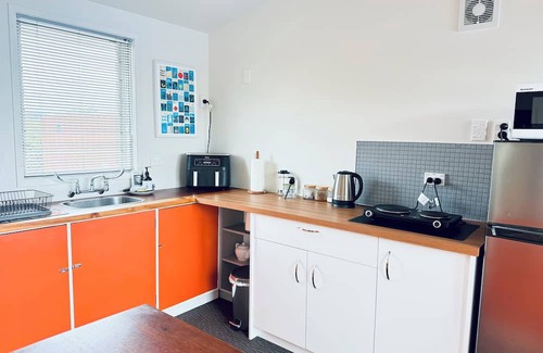 Richmond Appartement | Cosy Studio with Pool, Fire & Quirky Past – Your base to explore Tasman & Nelson