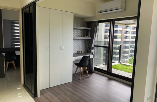 Zuoying District Maison | 【左營舒適兩房｜近蓮池潭・瑞豐夜市・巨蛋｜交通便利・家庭友善】nnn開放式客廳與廚房空間，方便料理nn鄰近蓮池潭、瑞豐夜市、高雄巨蛋，夜市與演唱會活動唾手可得