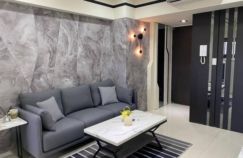 Zuoying District Maison | 【左營舒適兩房｜近蓮池潭・瑞豐夜市・巨蛋｜交通便利・家庭友善】nnn開放式客廳與廚房空間，方便料理nn鄰近蓮池潭、瑞豐夜市、高雄巨蛋，夜市與演唱會活動唾手可得