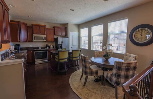 Woodmere Maison | Charming 3-bedroom house in delightful Pepper Pike with WiFi, High End FINISHES
