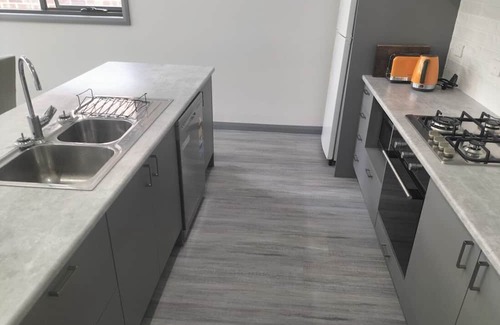 Norlane Maison | Modern Unit close to shops and services, public transport, the waterfront etc
