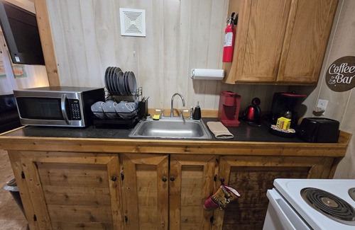 Stinnett Cabine | Cozy cabin with WiFi and AC in small town Stinnett