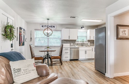 Keller Maison | Charming 2-bedroom house in lovely Keller with WiFi, AC