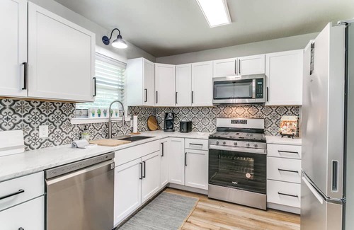 Keller Maison | Charming 2-bedroom house in lovely Keller with WiFi, AC