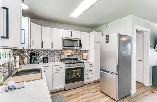 Keller Maison | Charming 2-bedroom house in lovely Keller with WiFi, AC