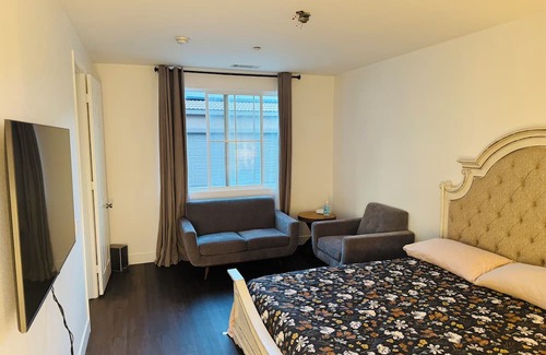 Valley Center Maison | Charming 1-bedroom in a large house in fabulous Valley Center with WiFi, AC