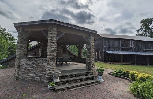 Ruffin Cabine | Charming 2-bedroom cabin with Hot Tub in quaint Reidsville, NC
