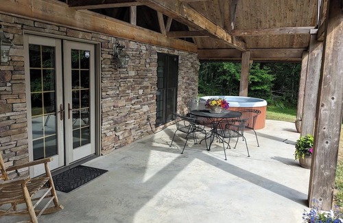Ruffin Cabine | Charming 2-bedroom cabin with Hot Tub in quaint Reidsville, NC
