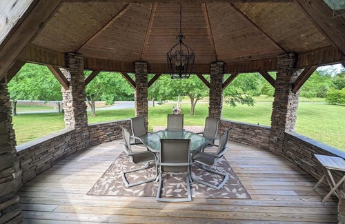 Ruffin Cabine | Charming 2-bedroom cabin with Hot Tub in quaint Reidsville, NC