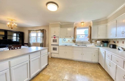 Wilmington Maison | Spacious 5-bedroom house in welcoming Wilmington with WiFi, AC, Large Yard
