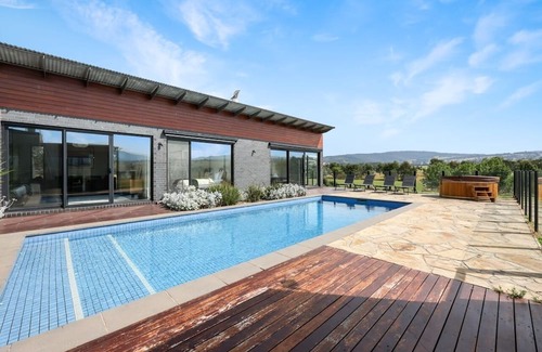 Merrijig Maison | Luxury country escape! Spectacular views, Spa, Pool, Fire pit, Spacious home