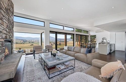 Merrijig Maison | Luxury country escape! Spectacular views, Spa, Pool, Fire pit, Spacious home