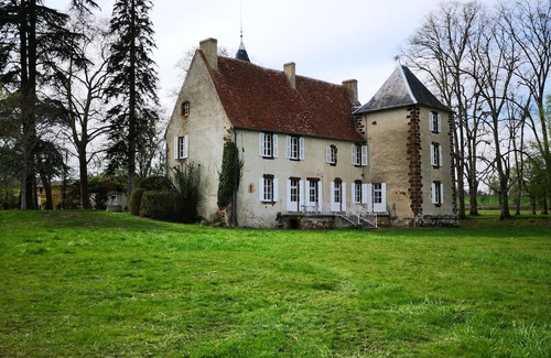 Chaillac Maison | A spacious setting surrounded by nature The castle and its cottage.