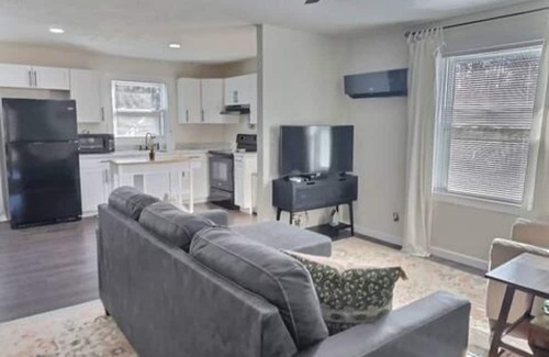 Blackberry Appartement | Chic 1-bedroom apartment with WiFi, AC minutes from Philpott Lake