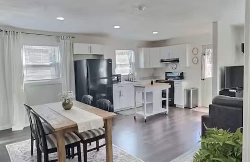Blackberry Appartement | Chic 1-bedroom apartment with WiFi, AC minutes from Philpott Lake
