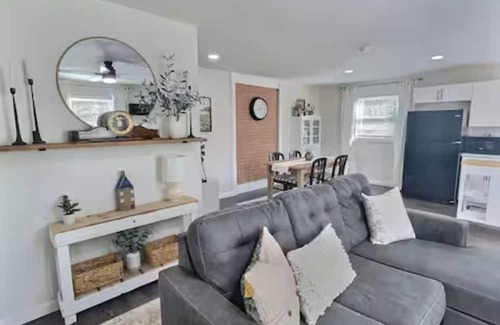 Blackberry Appartement | Chic 1-bedroom apartment with WiFi, AC minutes from Philpott Lake