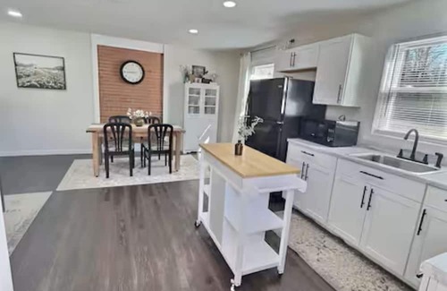 Blackberry Appartement | Chic 1-bedroom apartment with WiFi, AC minutes from Philpott Lake
