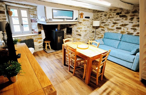 Labassere Maison | "Le Chalet d'Angeline" Maison de village à la montagne au calme.