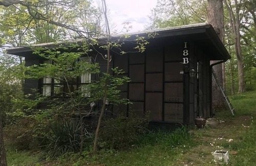 Cross Lanes Cabine | Rustic and restful 2-bedroom lake cabin in Cross Lanes with smart amenities.