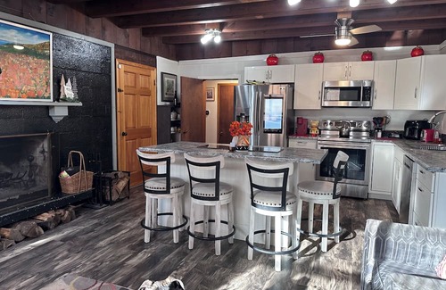 Cross Lanes Cabine | Rustic and restful 2-bedroom lake cabin in Cross Lanes with smart amenities.