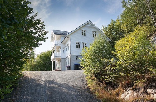 Glomset Appartement | Peaceful countryside flat near Ålesund. Fjord & Mountain views, patio & garden