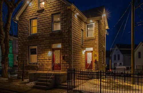 Inner Harbour Appartement | 1 bedroom modern suite, close to downtown.