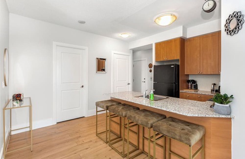 Fairview Copropriété | Lavish 2BR/2Bath Condo Steps to Square One Mall