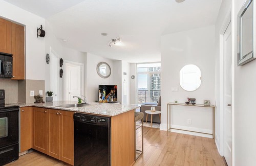 Fairview Copropriété | Lavish 2BR/2Bath Condo Steps to Square One Mall
