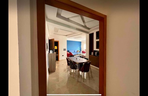 RACINE EXTENSION Appartement | 3-bedroom apartment in charming Casablanca with WiFi, AC. Start your adventure