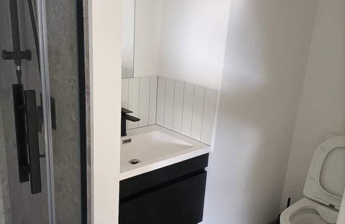 Bucklands Beach Appartement | Cozy sunny large room with bathroom & basic cooking & laundry & own entrance