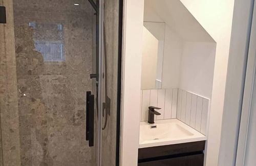 Bucklands Beach Appartement | Cozy sunny large room with bathroom & basic cooking & laundry & own entrance