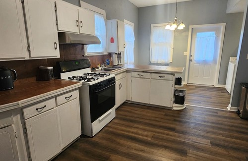 Clarksville Maison | Historic Downtown Craftsman, 3br/2ba with a yard