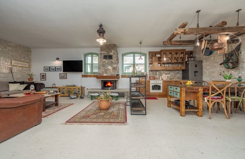 Visocane Maison | 3-bedroom traditional stone house in charming Visočane with WiFi, AC. Book now